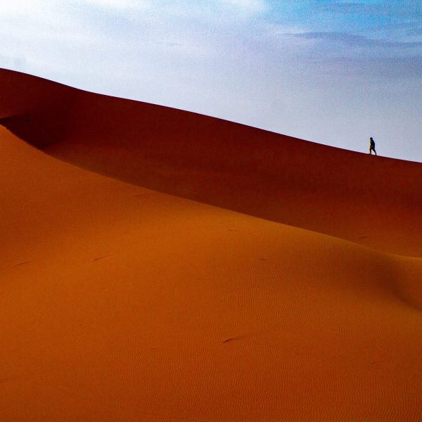 Homme qui marche dans le sahara Marocain