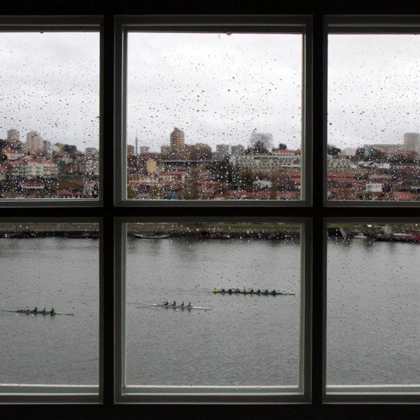 Fenêtre avec vue sur le fleuve à Porto